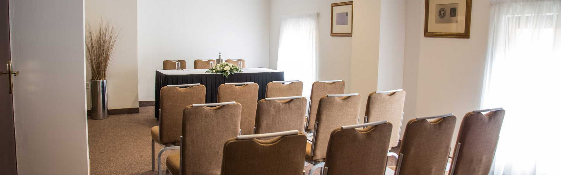 AX The Victoria Hotel - Lord Derby & Lord Salisbury